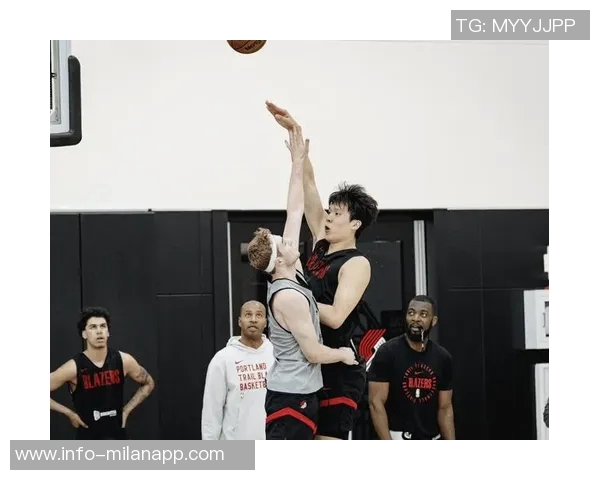 杨瀚森在比赛中掩护和传球速度较慢但节奏略快于克林根