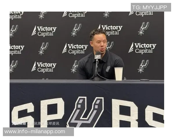 米奇约翰逊谈文班缺席对球队影响坚持原则不变的决心与信念